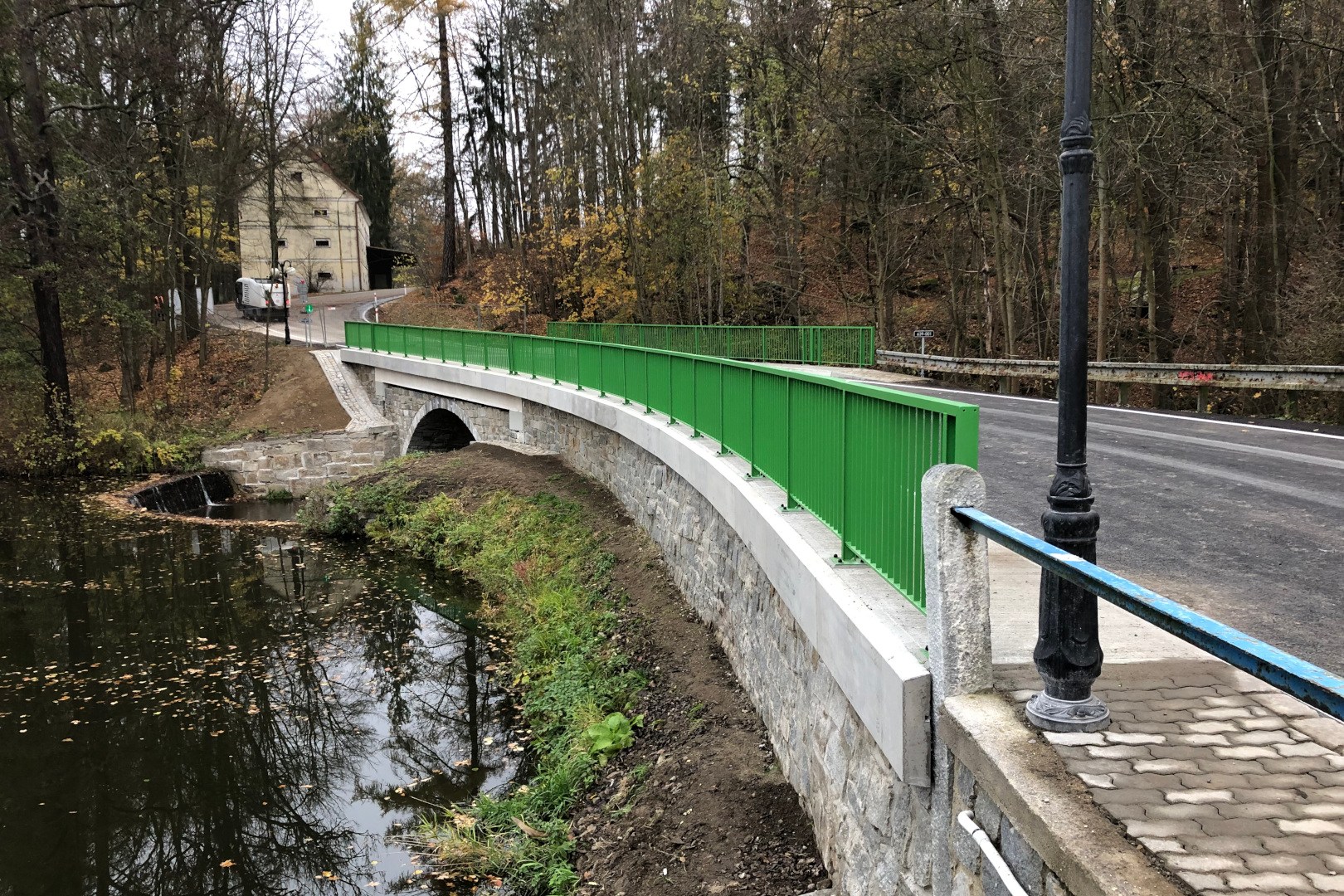Kamenice na Lipou – oprava mostu na hrázi Zámeckého rybníka - Vej- og brobyggeri