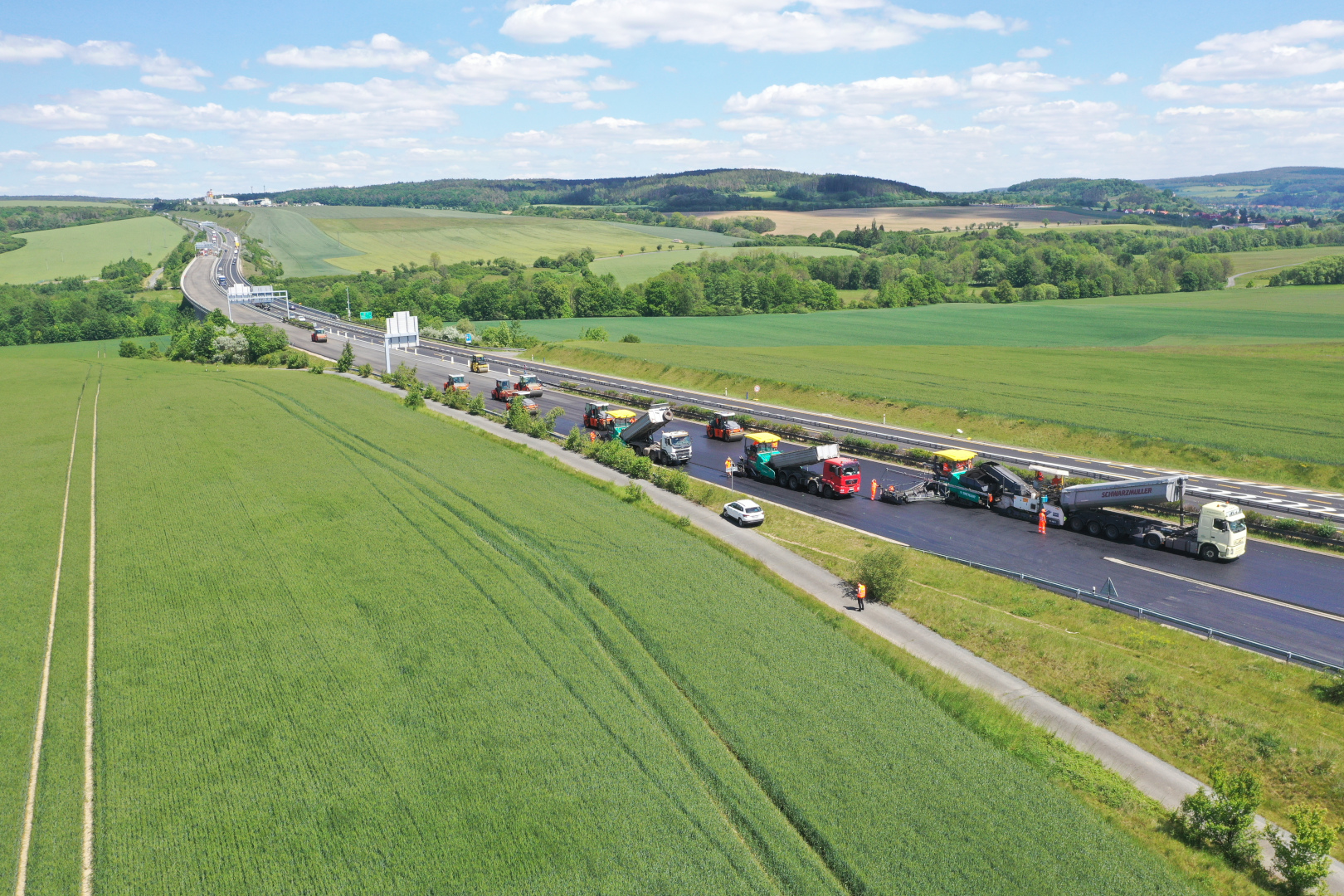 Dálnice D5 – oprava asfaltového krytu vozovky v km 67,330–76,570 P a 76,570–64,550 L - Vej- og brobyggeri