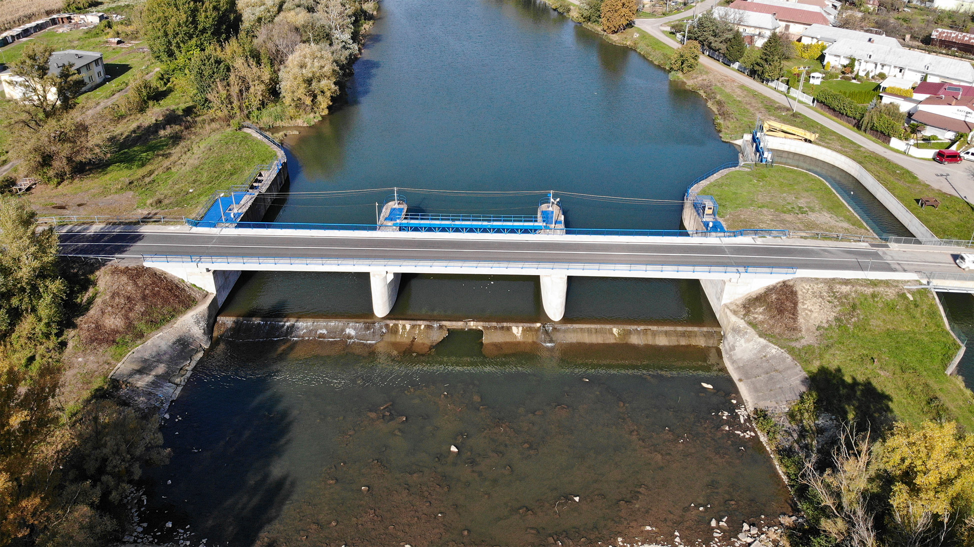 Výstavba mostov, Krivostany - Vej- og brobyggeri
