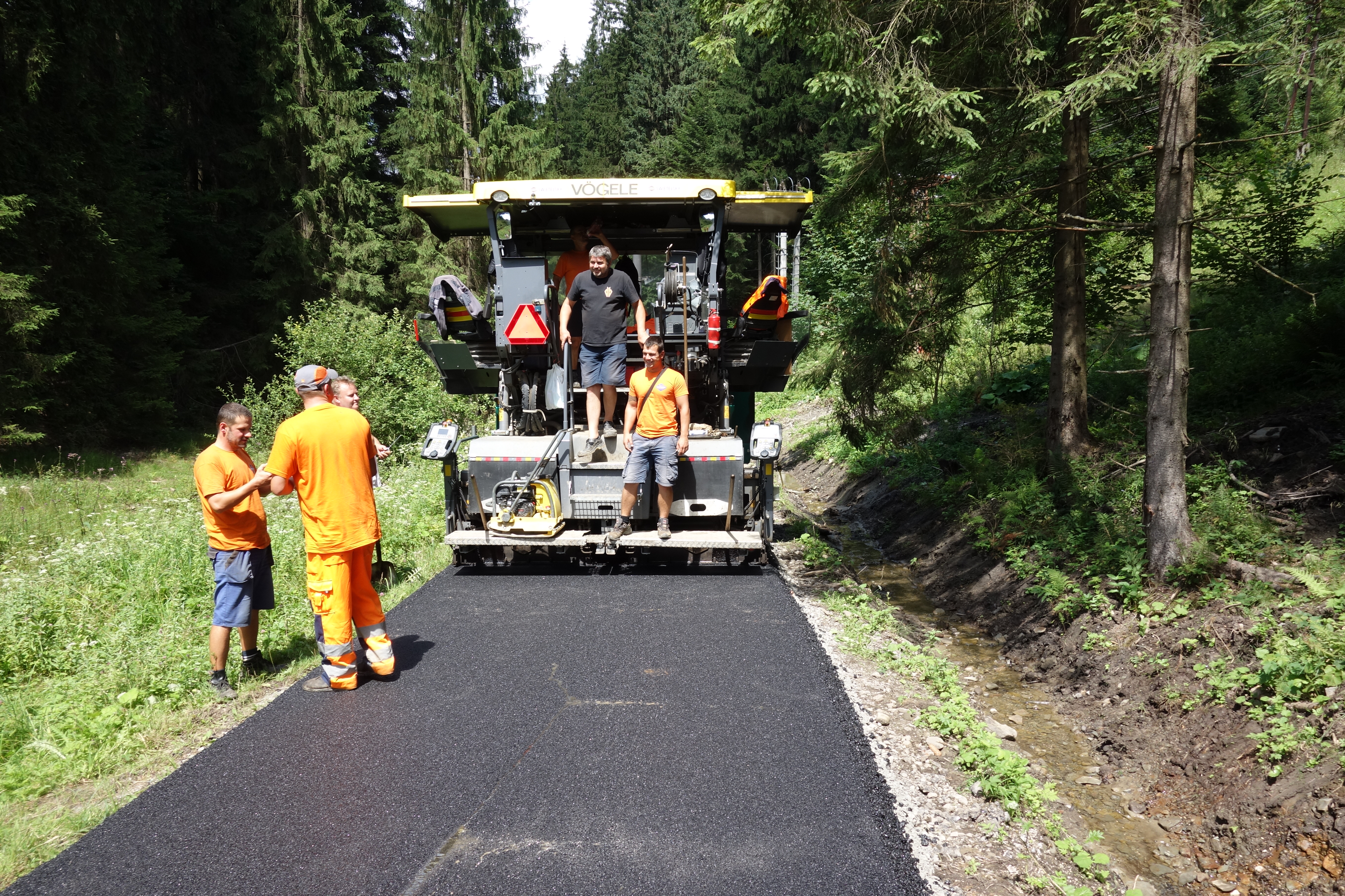 Rekonštrukcia komunikácii v obci Dlhá nad Kysucou - Vej- og brobyggeri