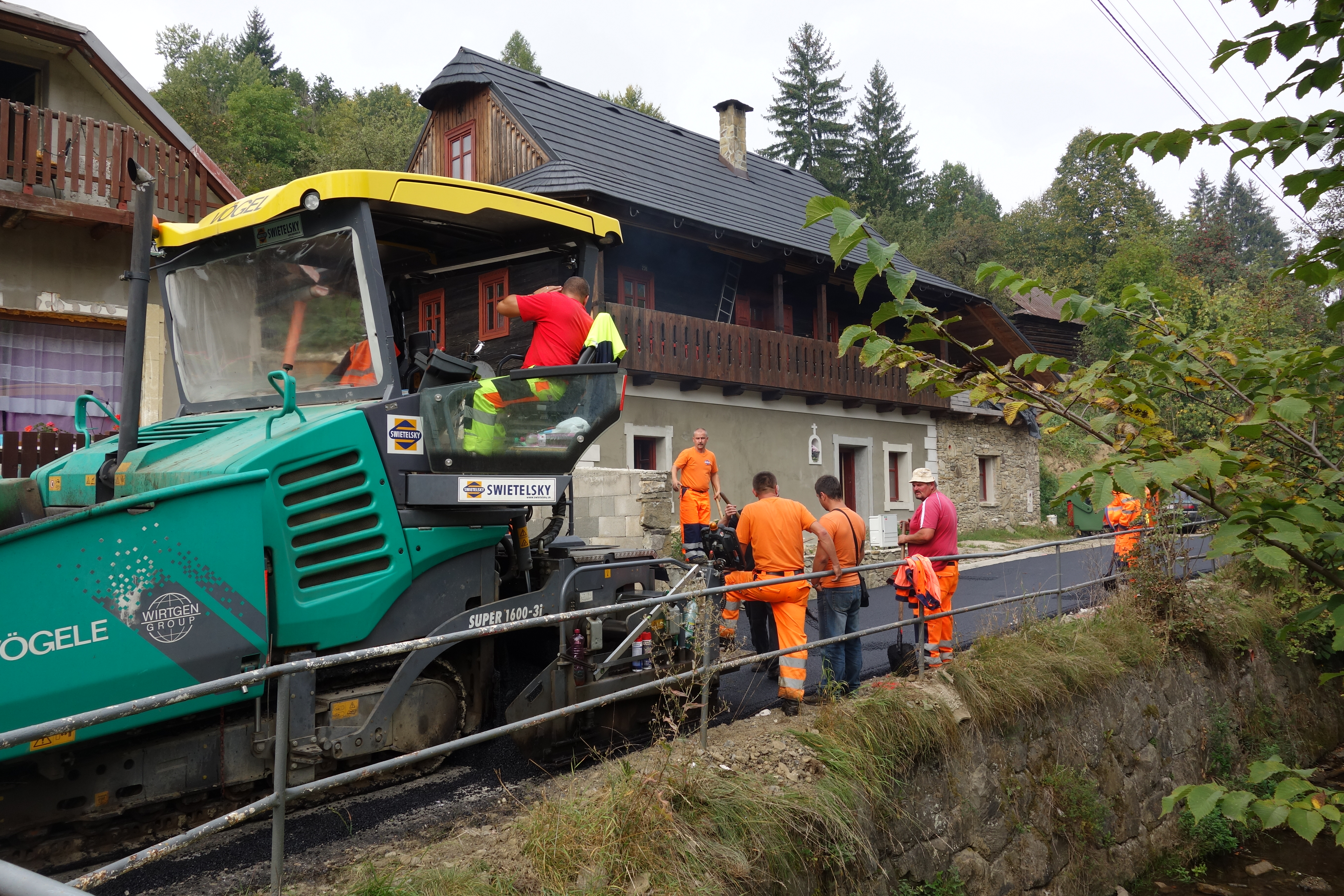 Rekonštrukcia miestny komunikácii v obci Kolárovice - Vej- og brobyggeri