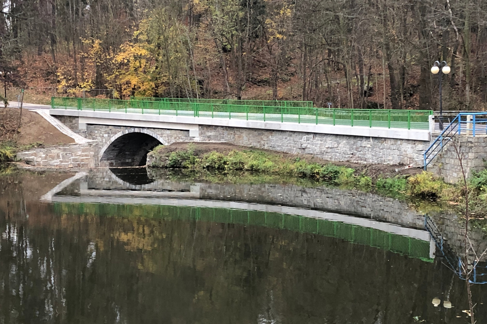 Kamenice na Lipou – oprava mostu na hrázi Zámeckého rybníka - Vej- og brobyggeri