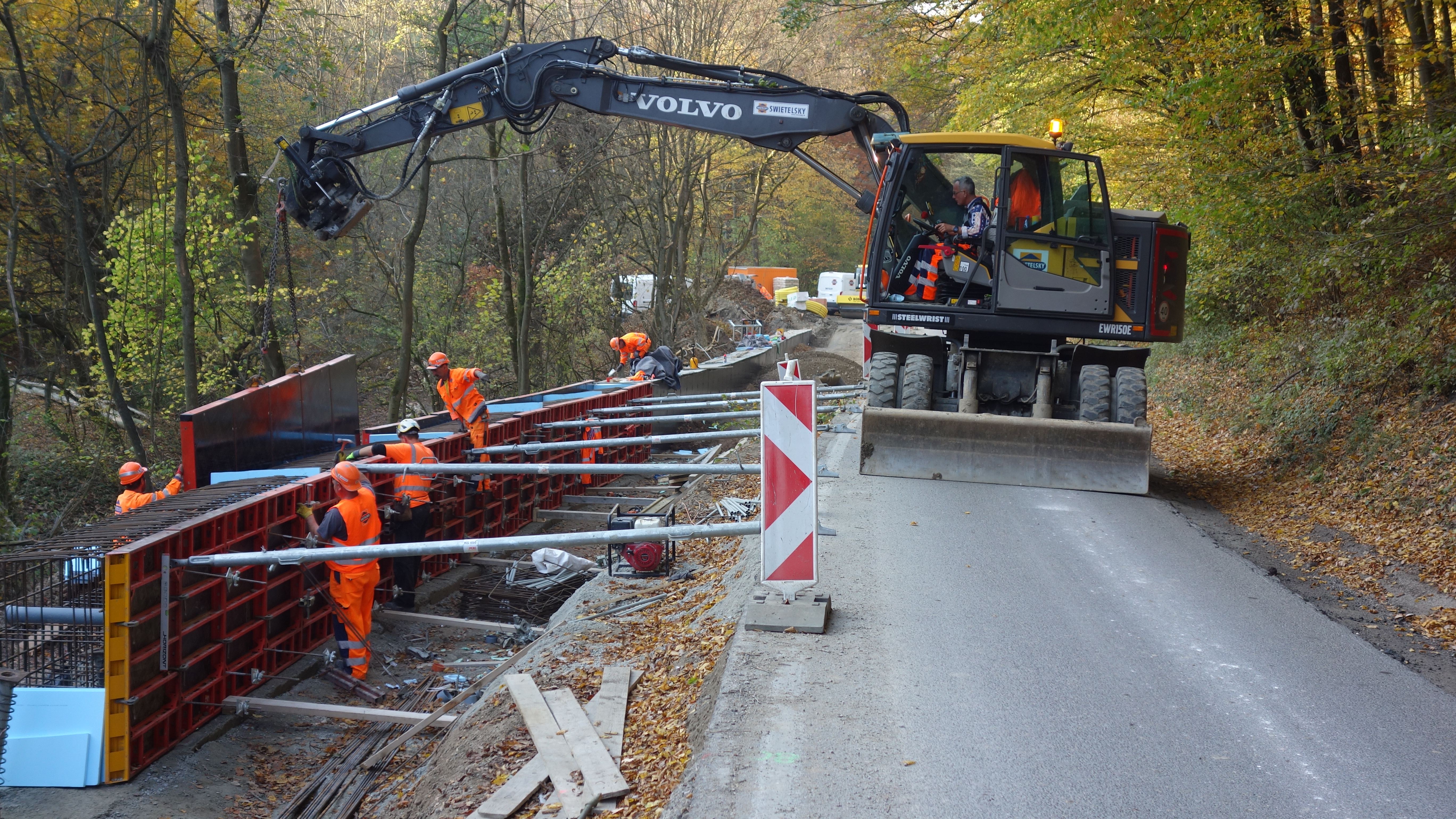 Stabilizácia cestného telesa kotevným múrom na ceste II/516 v km 5,909 - 6,209 (300 m) - Vej- og brobyggeri