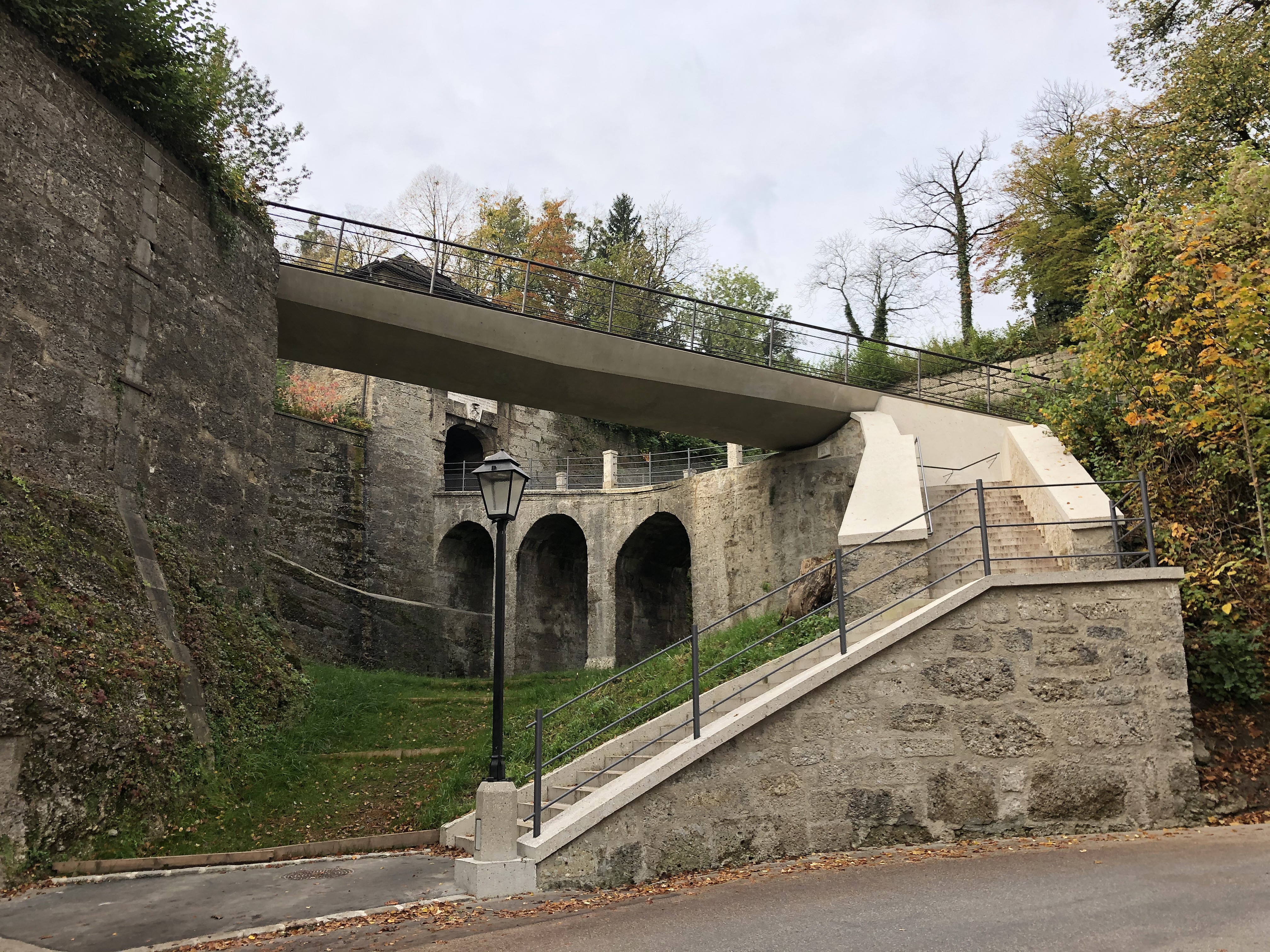 Neuba Brücke Monikapforte am Mönchsberg, Salzburg - Vej- og brobyggeri