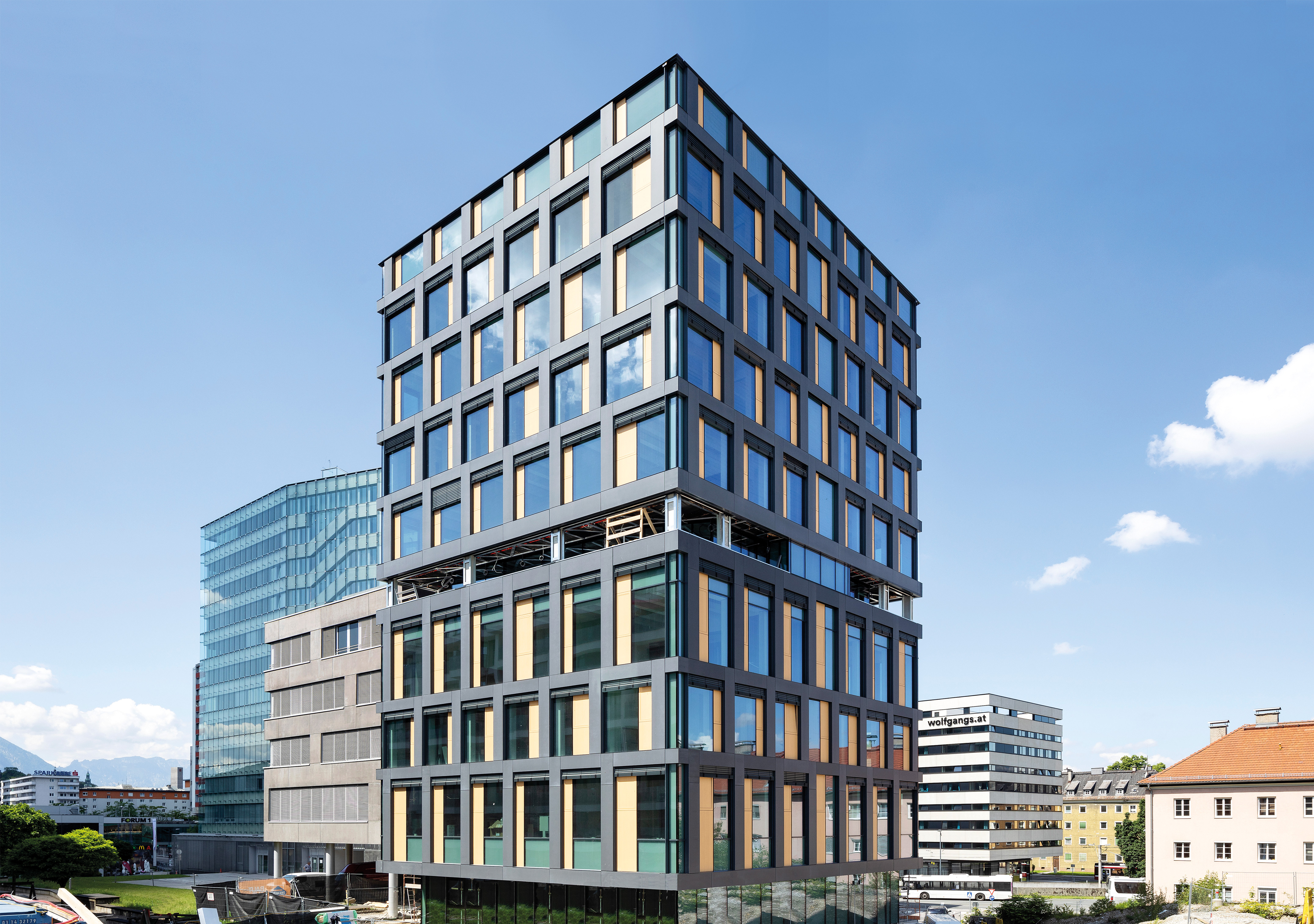 Bürogebäude der österreichischen Gesundheitskasse in Holz-/Hybridbauweise, Salzburg - Byggearbejde